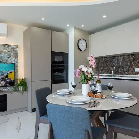 Ivory Seafront With Views!- Fl 10 By Homely *