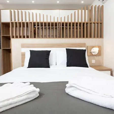 Ivory Seafront With Views!- Fl 10 By Homely *