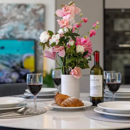 Ivory Seafront With Views!- Fl 10 By Homely