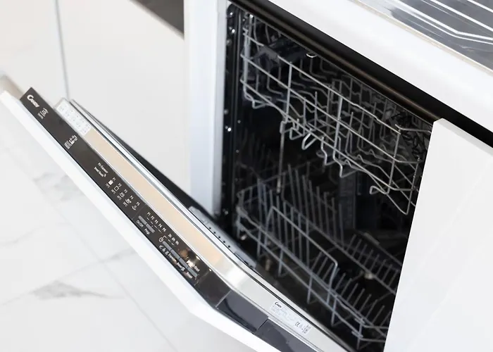 Ivory Seafront With Views!- Fl 10 By Homely Apartment *