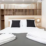 Ivory Seafront With Views!- Fl 10 By Homely *