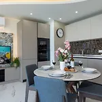 Ivory Seafront With Views!- Fl 10 By Homely *